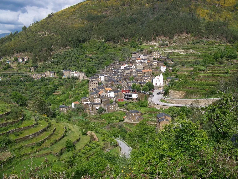 21. Piódão, Portugal: Ukopano duboko u Serra do Açori, na području zaštićenog krajolika, s prekrasnim izvorima i pašnjacima, ovo povijesno selo poznato je po skladno raspoređenim kućama. Osim toga brojne kuće imaju vrata i prozore obojene živopisno plavom ili crvenom bojom.