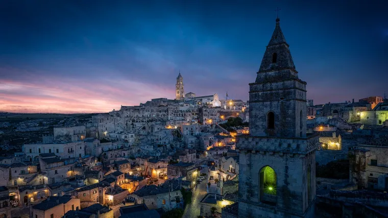 22. Matera, Italija: Matera je poznata po svom fascinantnom drevnom središtu &quot;Sassi de Matera&quot; i zavidnom broju crkava, samostana i znamenitom dvorcu Tramontano.
