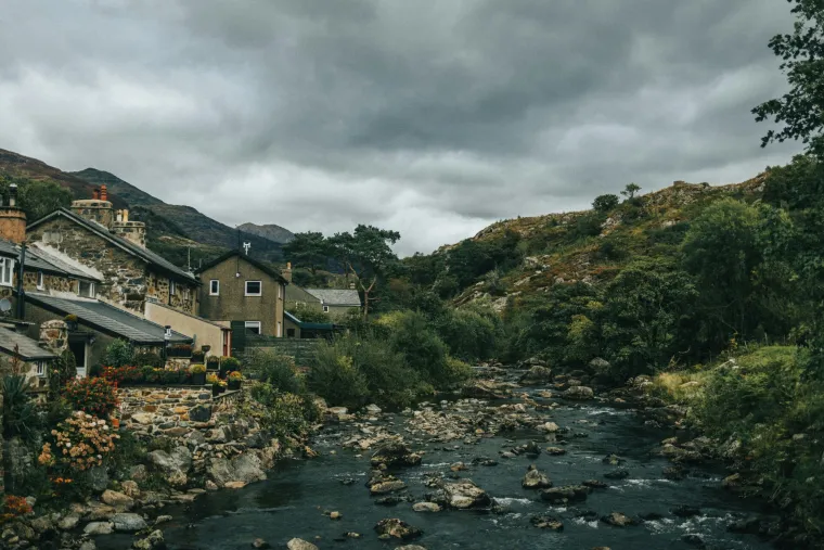 25. Beddgelert, Wales: Većim dijelom izgrađen od lokalnog tamnog kamena, slikoviti Beddgelert dospio je u nacionalne vijesti 1949. kada je meteorit udario u hotel.