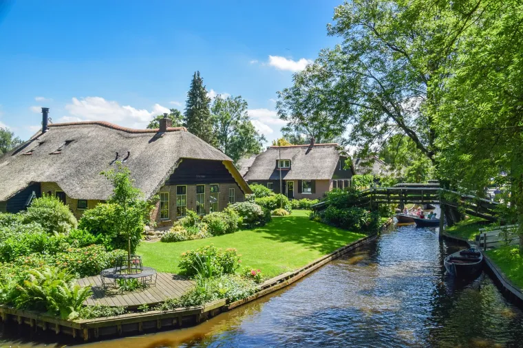 27. Giethoorn, Nizozemska: Selo Giethoorn je okružen i premrežen kanalima i može mu se pristupiti samo brodom. Odredi&scaron;te, koje se ponekad naziva i "nizozemskom Venecijom", ima vi&scaron;e od 180 mostova.