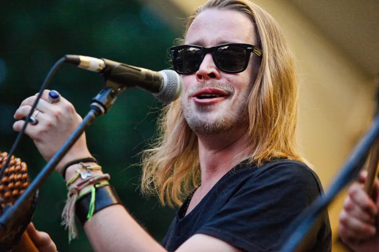 Macaulay Culkin nije samo poznat po svojim filmskim ulogama, nego i ljubavnim vezama. U prošlosti, bio je u braku s glumicom Rachel Miner, no brak je trajao samo dva godine. Kasnije je bio u vezi s glumicom Milom Kunis s kojom je bio jedan od najomiljenijih parova u Hollywoodu. 