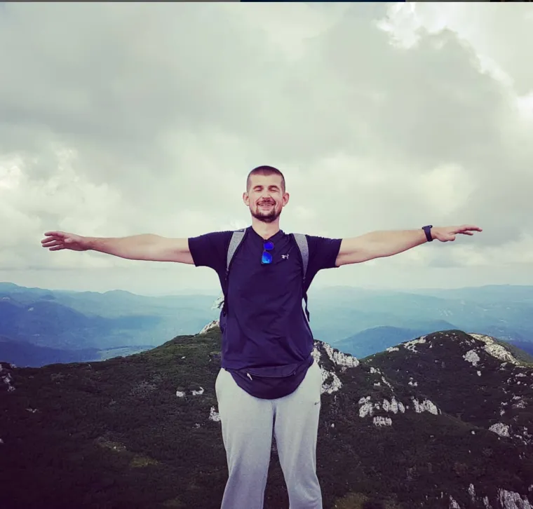 Gotovo godinu nakon pobjede, Mislav i dalje vodi zdravi život.  &quot;Živim sa svojom suprugom i živim nikad bolji život. Vozim bicikl, hodam, planinarim, pun sam energije i to sve zahvaljujući &apos;Životu na vagi&apos;. Također, naučio sam balansirati prehranu i održavati težinu, što mi je prije bio veliki problem&quot;, rekao je za Net.hr.

