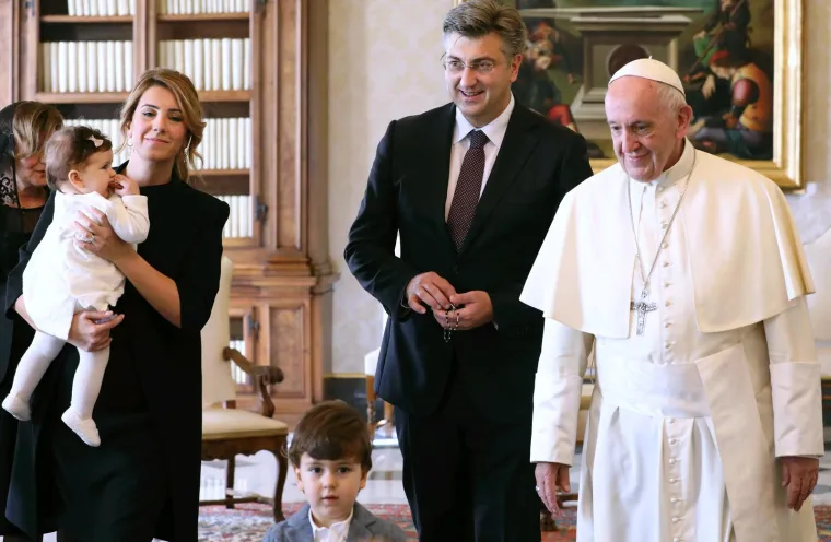 Par ima dvoje djece, sina Marija i kćer Milu. 