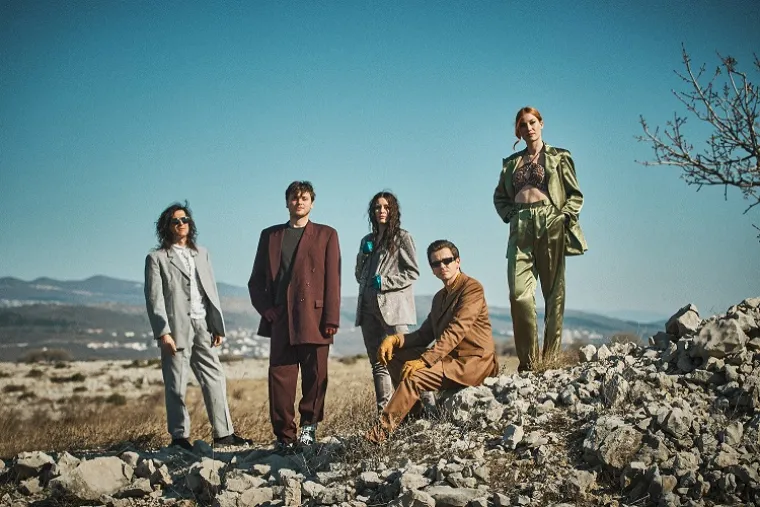 Silente će nastupiti u &Scaron;ibeniku uz BluVinil i Marija Biondija. "Novogodi&scaron;nji program jo&scaron; nije u potpunosti kompletiran, a ukupni honorari navedenih izvođača iznose oko 70.000 eura neto",- odgovorili su 24sata iz ureda gradonačelnika Željka Burića.