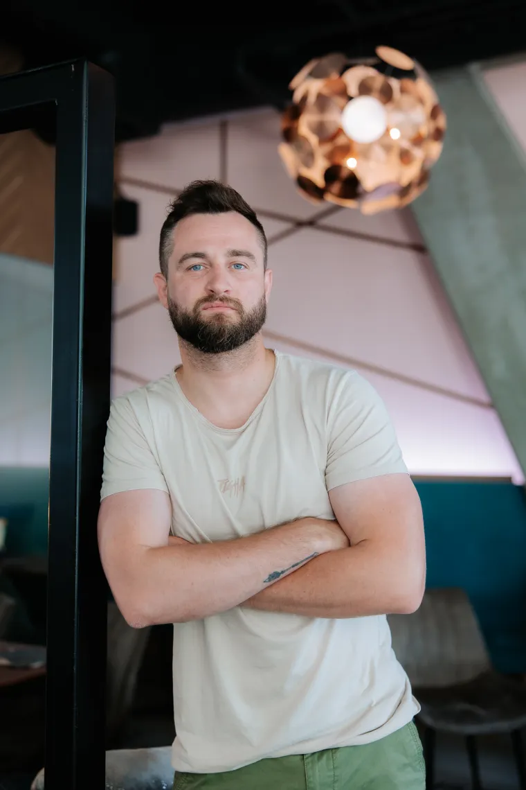 Split je ove godine &scaron;iroke ruke, a novogodi&scaron;nji program organiziran je na čak &scaron;est lokacija. Pjevat će Frajle, 4 tenora, klapa Cambi, Hari Rončević, Detour, Bore Balboa i Peki, Matija Cvek i Dubioza kolektiv. Koncert Dubioze trajat će sat i pol te će navodno za to zaraditi vi&scaron;e od 100.000 eura.