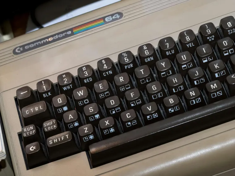 8. &quot;Proveo sam sate igrajući Commando na svom Commodore 64 računalu.&quot;: Commando je bila računalna igra objavljena u Japanu 1985. godine. Postojale su verzije za različita kućna računala i konzole.