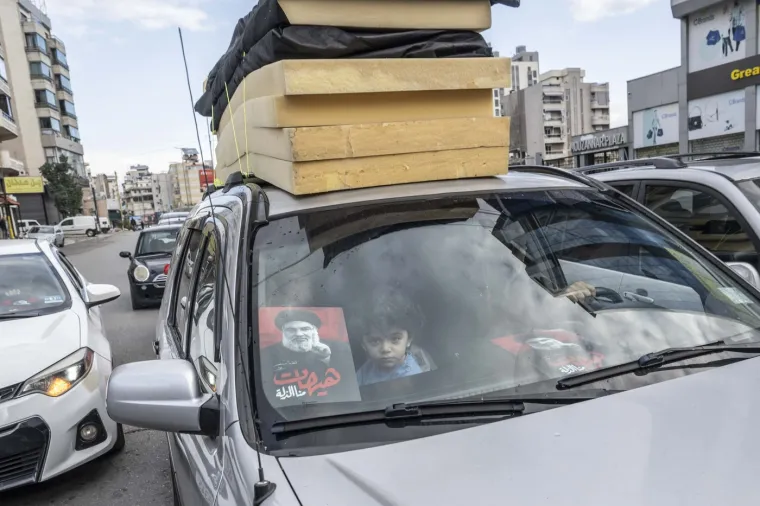 U Libanonu su neki automobili isticali nacionalne zastave, drugi su trubili, a jedna je žena pristima pokazivala znak pobjede jer su se ljudi počeli vraćati kućama iz kojih su pobjegli.