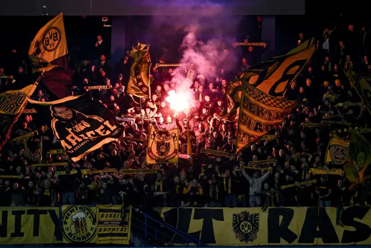 Isto kao BBB na Sjeveru, baklje su tijekom utakmice palili i navijači Borussije na južnoj tribini.