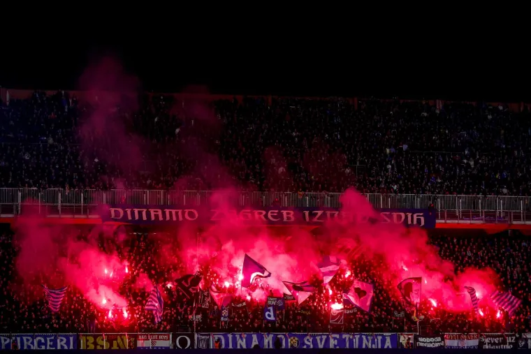 Požar na Maksimiru: Vatrogasci gasili tribinu s navijačima Borussije