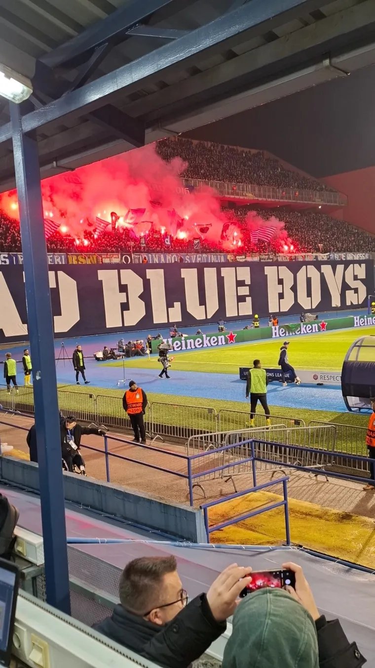 Požar na Maksimiru: Vatrogasci gasili tribinu s navijačima Borussije