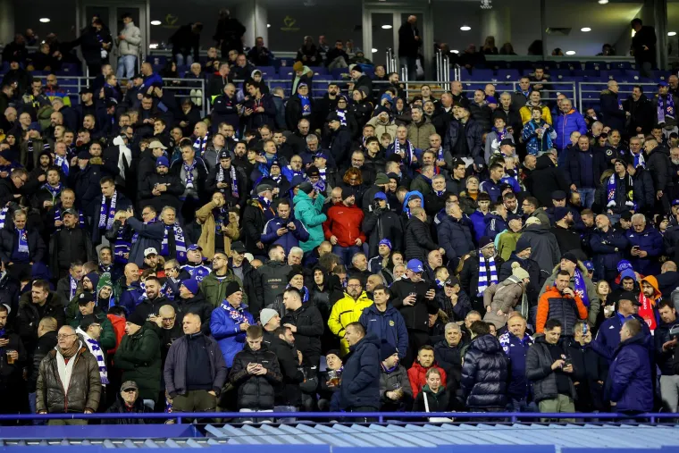 "Za početak dana&scaron;nje utakmice i izlazak igrača na teren imamo spremnu koreografiju za koju je jedino bitno da svi uđu na vrijeme na tribinu i popunjavaju redom mjesta u 5 velikih sektora. Slu&scaron;ajte upute ljudi zaduženih za izvođenje koreografije i ne dirajte papire dok ne dobijete uputu s razglasa", objavili su Boysi na Telegramu.