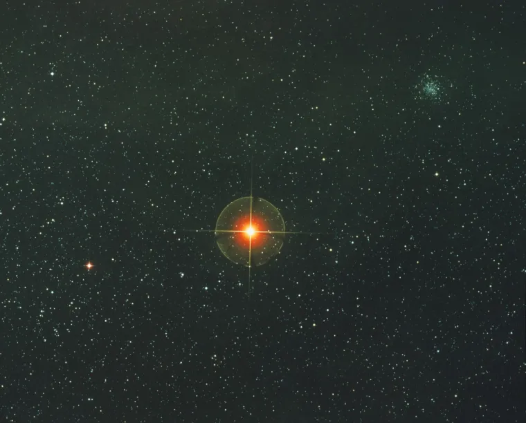 10. Antares: U sljedećih nekoliko milijuna godina zvijezda Antares također će eksplodirati. Antares je ogromna crvena supergigantska zvijezda koja je 700 puta veća od Sunca. Kada eksplodira, bit će toliko svijetla kao Mjesec tijekom vedrog dana.