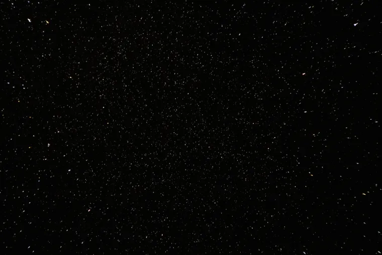 20. Tamna energija: Nakon &scaron;to posljednje crne rupe nestanu, svemir će se nastaviti &scaron;iriti prema van, vođen misterioznom i nevidljivom silom poznatom kao tamna energija. Astrofizičari jo&scaron; uvijek poku&scaron;avaju de&scaron;ifrirati ovaj element kozmosu, a ako ova energija ne uspori, ona će nastaviti neprekidno pro&scaron;irivati svemir.