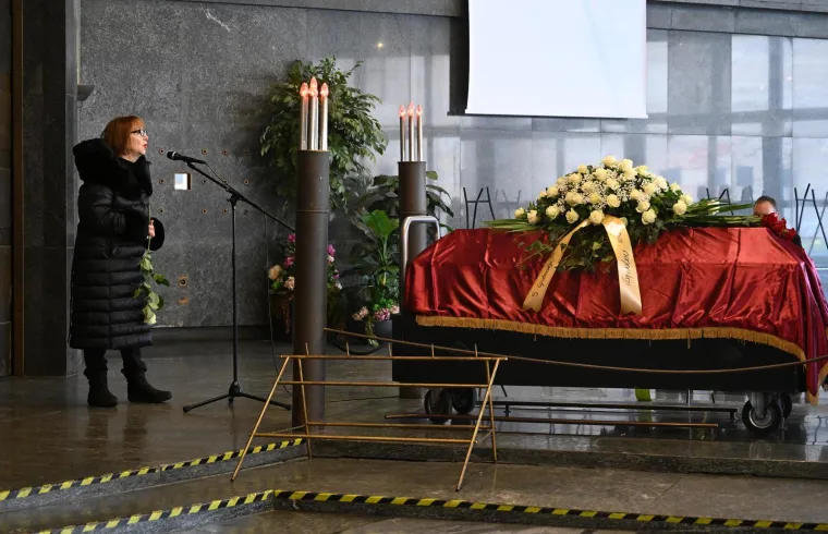 Poznat po brojnim nezaboravnim ulogama, stekao je status kultnog glumca kroz svoja izvanredna ostvarenja u filmovima poput Bitka na Neretvi, Maršal i Crni biseri.