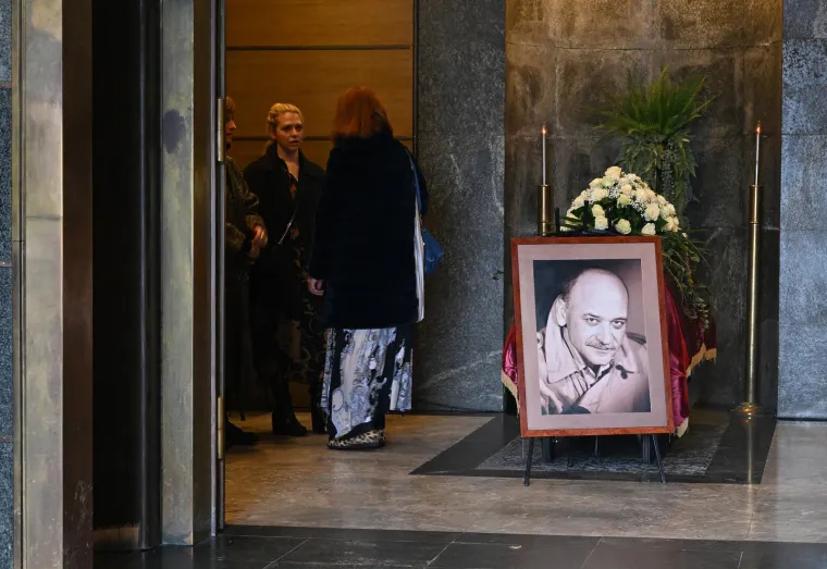Njegov odlazak ostavio je veliku prazninu u svijetu kulture, a njegovo naslijeđe nastavit će živjeti kroz filmove i predstave.