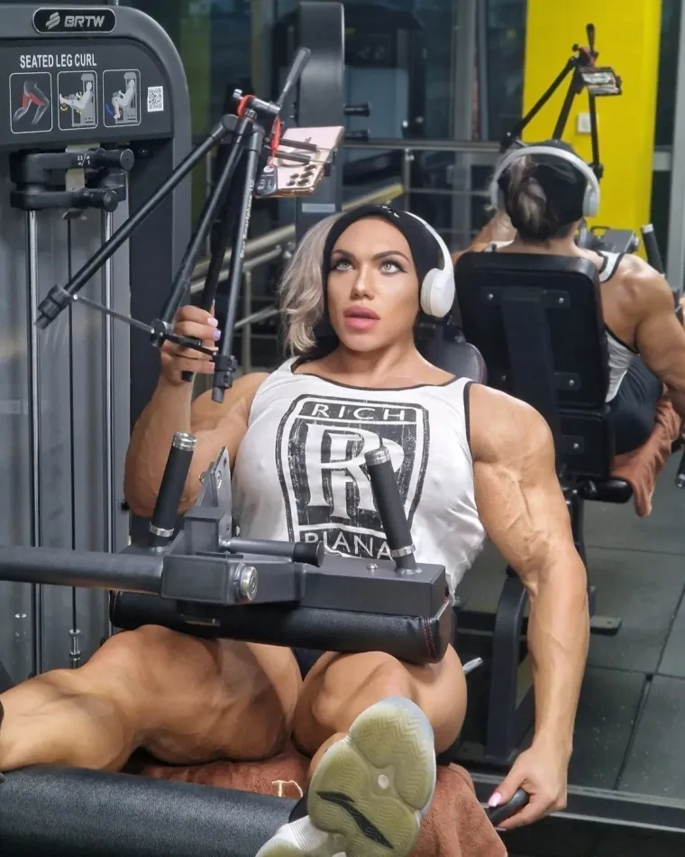 S izuzetnim radnim etičkim pristupom i nevjerojatnom snagom, ubrzo je postala prepoznatljiva u fitness zajednici.
