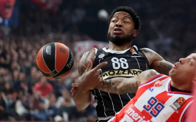 &quot;Tada me nakon toga napao Tyrique Jones. Također, jedan navijač je sišao s tribine i gurnuo me. Ali to nije moj posao, to je odgovornost nekog drugog&quot;, zaključio je Bartzokas.