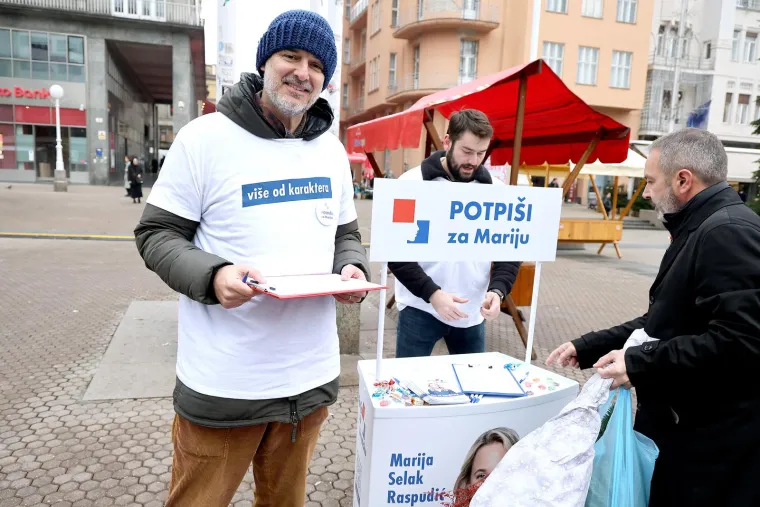 S majicom na kojoj je slogan &apos;Više od karaktera&apos; pozirao je kamerama.
