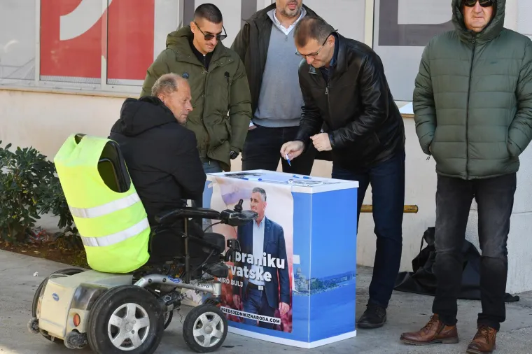 Umjesto štandova s fritulama - kandidati: Nino od jutra 'radi' za Mariju, Bulj dijeli upaljače