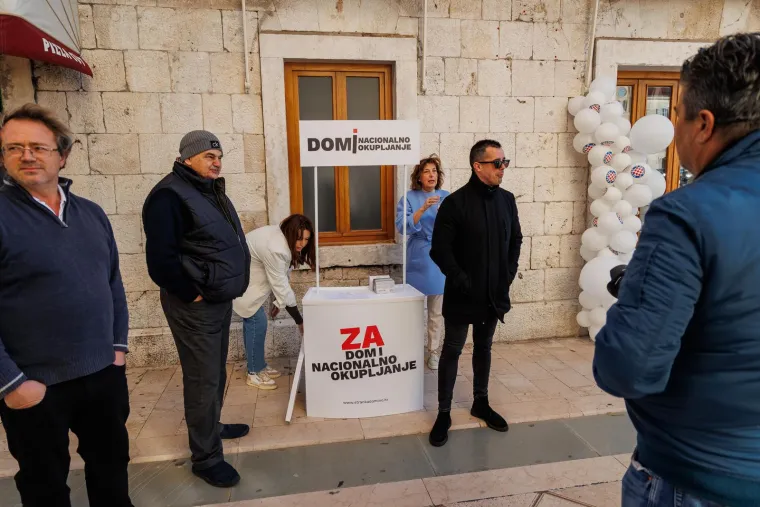 Umjesto štandova s fritulama - kandidati: Nino od jutra 'radi' za Mariju, Bulj dijeli upaljače