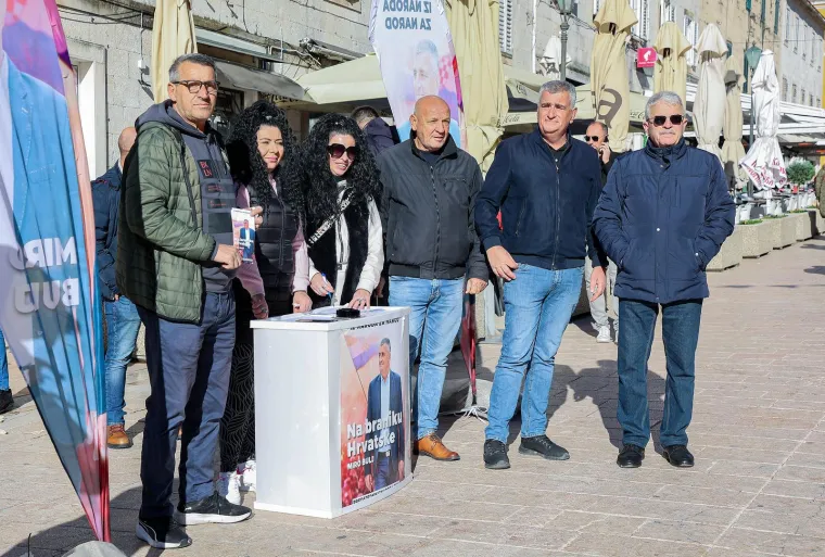 Miro Bulj započeo skupljanje potpisa za kandidaturu za predsjednika u svom Sinju