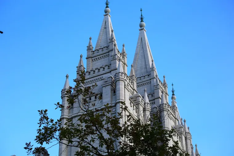 10. Mormonska teorija: Crkva svetaca vjeruje da će preminuli mormoni koji su dobri i pravedni postati bogovi. Nasuprot tome nevjernici se suočavaju s osudom u zagrobnom životu.