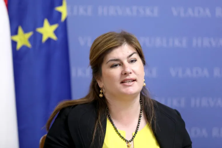 Gabriela Žalac bila je ministrica regionalnog razvoja i fondova Europske unije smijenjena je nakon što su se otkrile brojne afere i muljanje s europskim fondovima. Žalac je javnim novcem plaća privatne stvari i zabave.