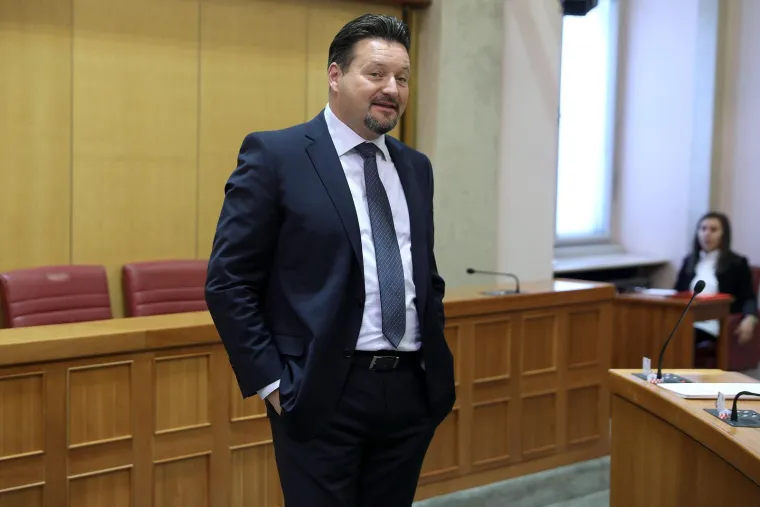 Lovro Kuščević tri puta je biran za načelnika Općine Nerežišća, a potom je bio i ministar graditeljstva i prostornog uređenja. Zbog mutnih poslova prenamjene zemljišta svojoj obitelji i prijateljima priskrbio je silne milijune. Nakon što je suočen s brojnim aferama podnio je ostavku.