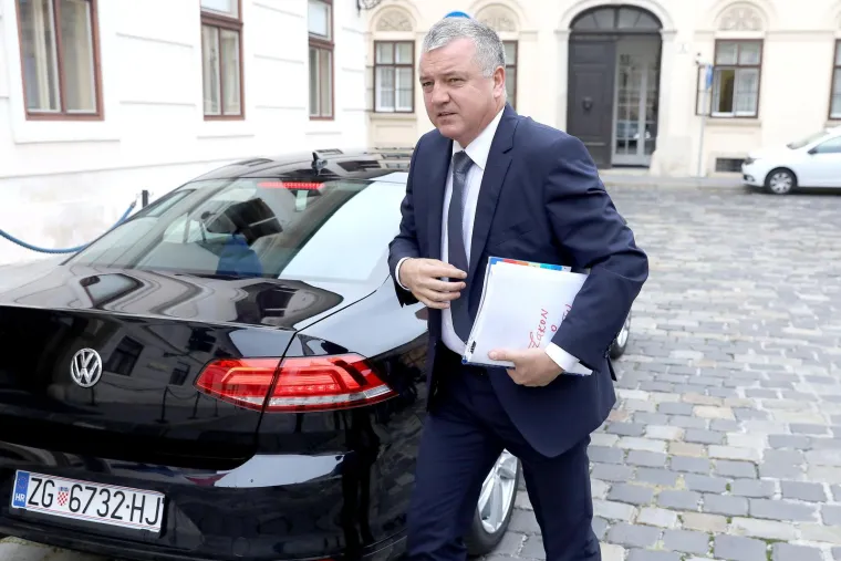 Darko Horvat zamijenio je ministricu Martinu Dalić nakon ostavke zbog afere, a onda je 2022. završio u Remetincu i postao prvi ministar uhićen tijekom mandata. Uhićen je zbog sumnje na zloporabu položaja i ovlasti 2018. u vrijeme kada je bio Ministar gospodarstva, poduzetništva i obrta, odnosno da su određene tvrtke koje su se javile na natječaj mimo natječajne dokumentacije dobile pravo prvenstva.
