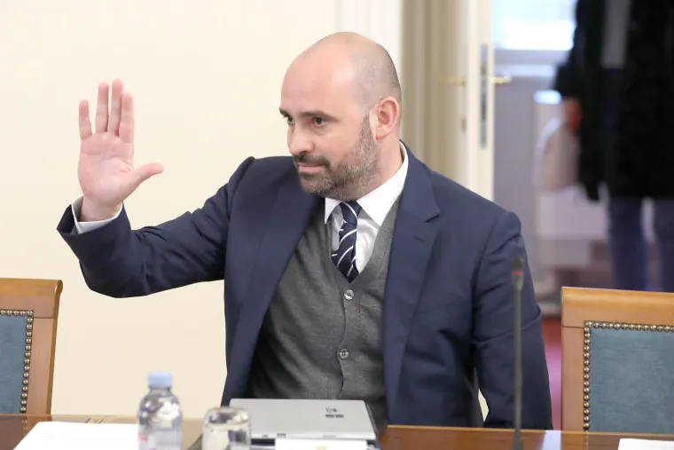 Ivan Paladina imenovan je za ministra prostornoga uređenja, graditeljstva i državne imovine, a smijenjen je ni godinu dana nakon imenovanja zbog sukoba interesa zbog udjela u hotelskom kompleksu Kuparima