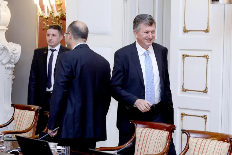 Milan Kujundžić bivši je ministar zdravstva, a premijer ga ej smijenio nakon afere s obiteljskim nekretninama. Na njegovo mjesto postavio je Vilija Beroša 