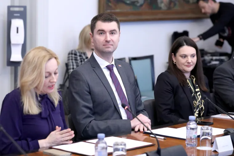 Biv&scaron;i ministar gospodarstva Davor Filipović smijenjen je s te dužnosti nakon &scaron;to je Nacional objavio kako njegov savjetnik Jurica Lovrinčević koristi svoj položaj da bi utjecao na Mrežu TV, a u cilju da se novcem ministarstva preko te TV postaje plati njegov prijatelj.