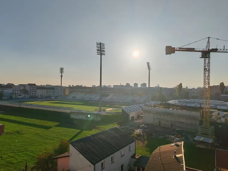 Jedina stvar koja veseli je ta da radnici kad završe s radovima na projektima HNK-a neće morati puno seliti. Navijači i stanari mogu se samo nadati kako će radovi što prije početi i završiti.  Zagreb već predugo čeka na novi moderan stadion.