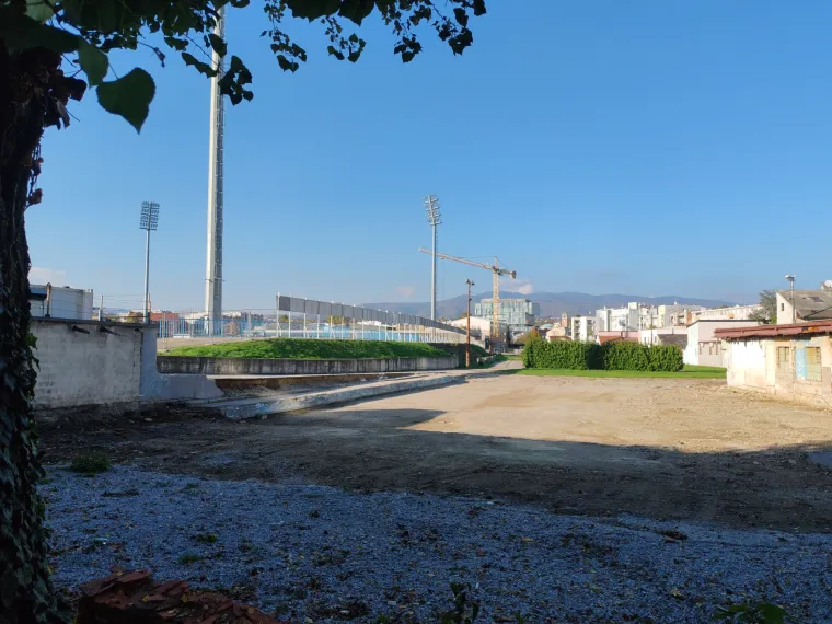 Zaista, ono što je kod Istoka stajanje nedavno bilo razvaljeno sada je počišćeno.