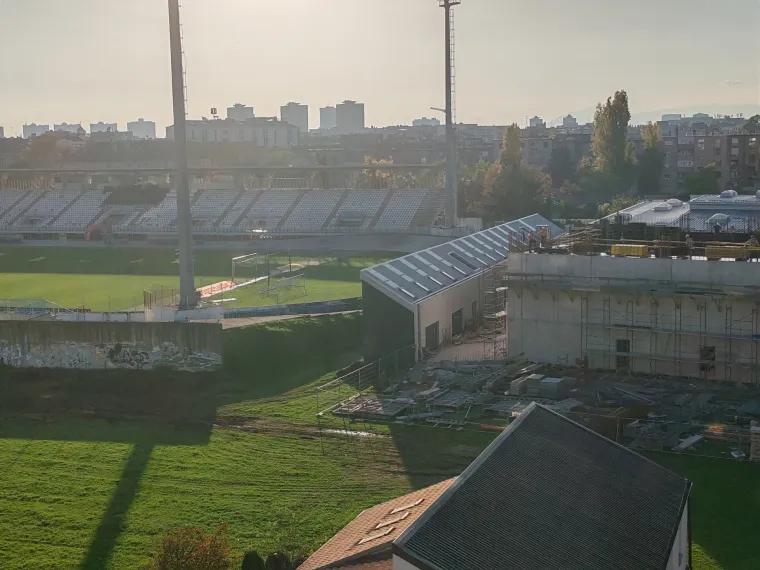 Problem bi mogla biti upravo ta sjeverna tribina jer bi se ona trebala ugurati između tribina i novoga skladišta HNK-a. &apos;Ne znam kako oni misle to napraviti, očito je da tu nema mjesta&apos;, govori jedan od stanara u blizini. Očito grad ima neki plan. Tribina bi se i mogla ugurati, ali onda bi jedini prolaz bio na bočnim stranama.