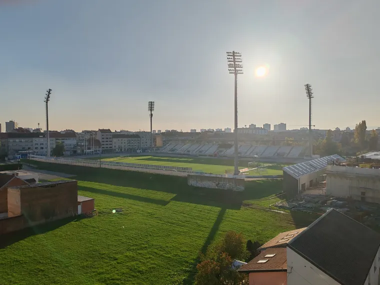 Iz ptičje perspektive istočna strana izgleda najči&scaron;će. Upravo bi tu trebala biti nova parkirali&scaron;ta, no i ovdje bi Grad mogao imati pravnih nesuglasica. 'Ova mala kućica u ciglama, to je privatna novogradnja, ne znam od koga', govori na&scaron; izvor.