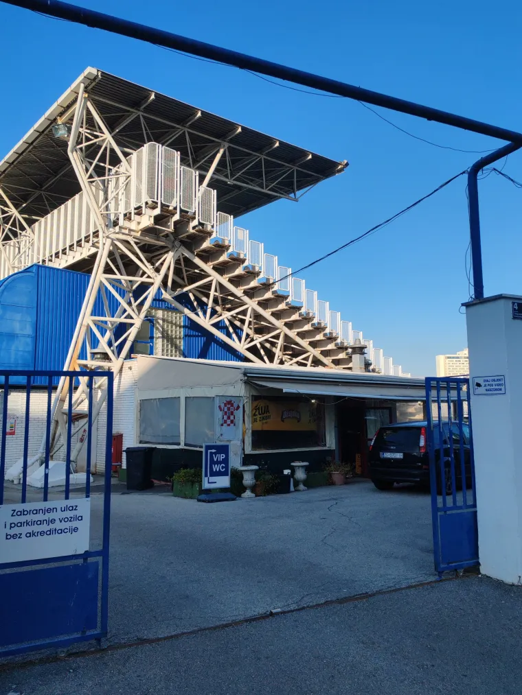 Tu je već zapadna tribina, no ni s njom nisu zadovoljni 'susjedi': 'Ma i ta tribina je za ru&scaron;iti. Nedavno je jedan čistač skoro propao kad je čistio, pa pogledajte na kaj liči'