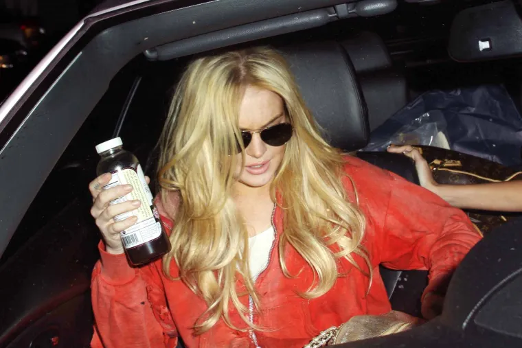 Svi pričaju o transformaciji Lindsay Lohan, njezin tata: 'Nikad nije i&scaron;la na plastične operacije!'