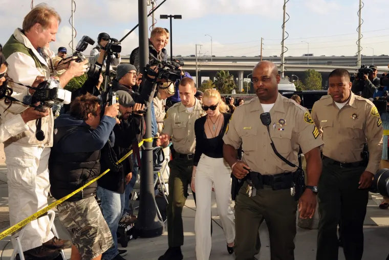 Svi pričaju o transformaciji Lindsay Lohan, njezin tata: 'Nikad nije i&scaron;la na plastične operacije!'