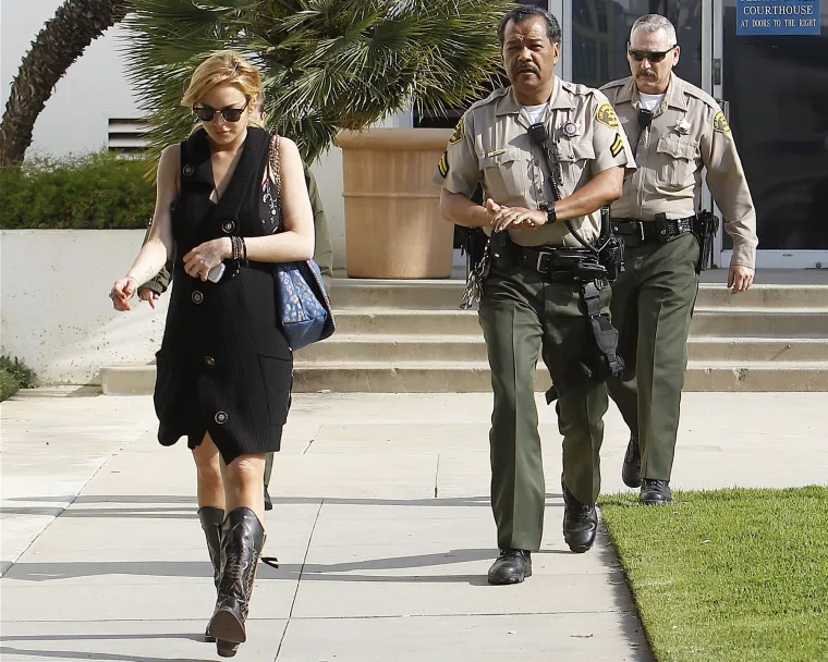 Svi pričaju o transformaciji Lindsay Lohan, njezin tata: 'Nikad nije i&scaron;la na plastične operacije!'