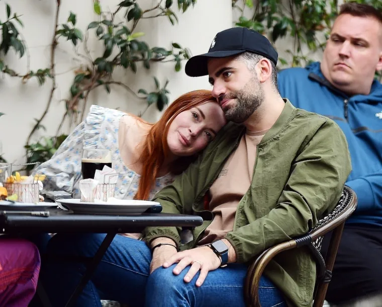 Put prema dnu Lindsay Lohan počeo je dok je bila tinejdžerica, tulumarenjem s bogata&scaron;icama poput Nicole Richie i Paris Hilton. Godine 2014. priznala je da je imala spontani pobačaj &scaron;to ju je gotovo psihički uni&scaron;tilo, a da bi vratila staru slavu, u svibnju 2018. otvorila je noćni klub na Mikonosu. Počela je snimati i &scaron;ou &lsquo;Lindsay Lohan&rsquo;s Beach Club&rsquo; na MTV-ju, no i to je propalo.