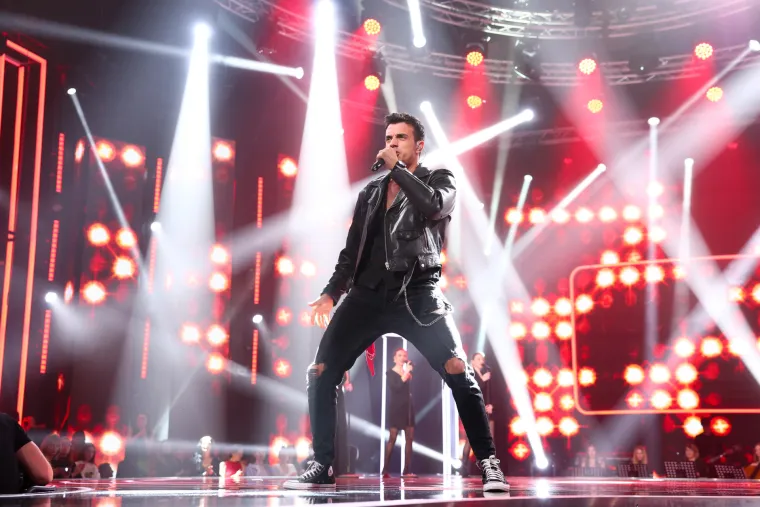Rock zvijezda stigla je na pozornicu. Marko Stanković s hitom &apos;&apos;You Shook Me All Night Long&apos;&apos; razvalio je pozornicu i publiku dignuo na noge. 