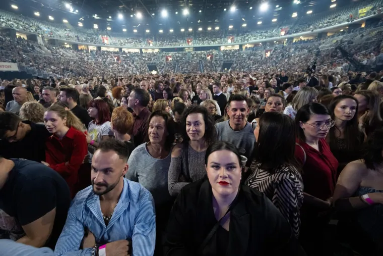 Pogledajte atmosferu: Nina Badrić napunila zagrebačku Arenu, stigao i Grašo