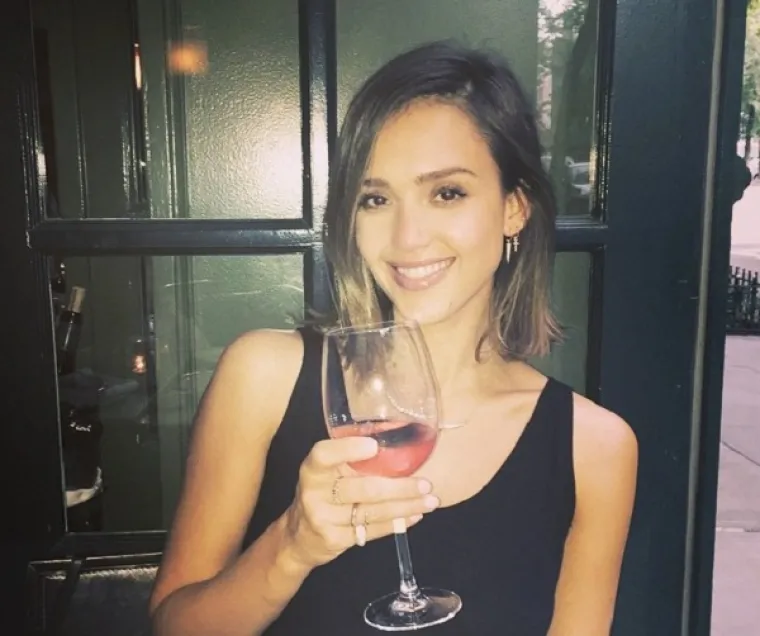 Jessicu Albu 'uhvatile' kamere na plaži bez trunke Photoshopa