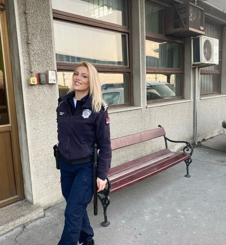 Regijom se &scaron;ire fotke najzgodnije srpske policajke u kupaćem kostimu