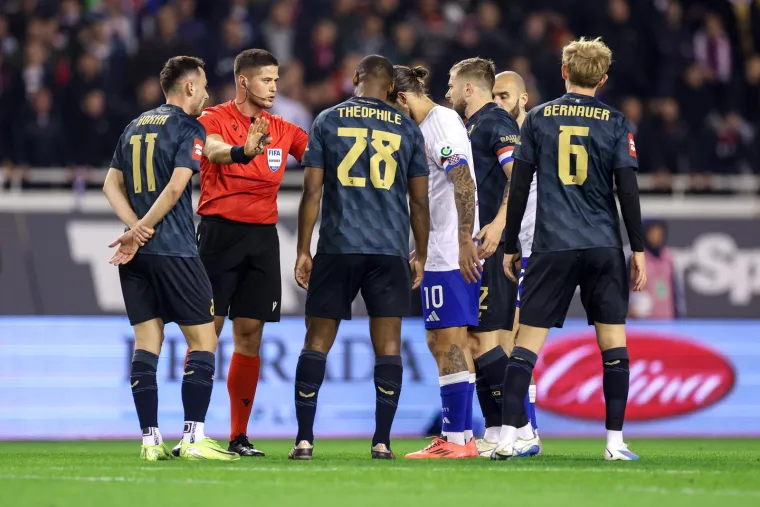 Bilo je vruće i na terenu. Kolarić je morao smirivati igrače