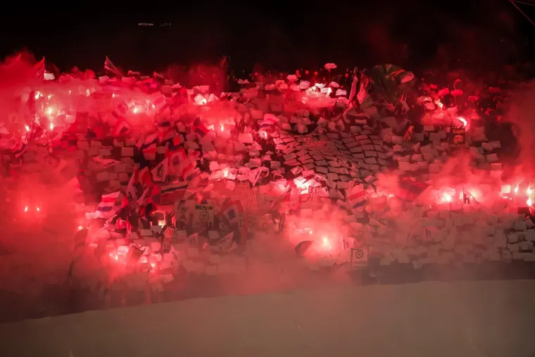 Gusti dim prekirio je travnjak pa je sudac odmah nakon prvog zvižduka morao prekinuti susret.