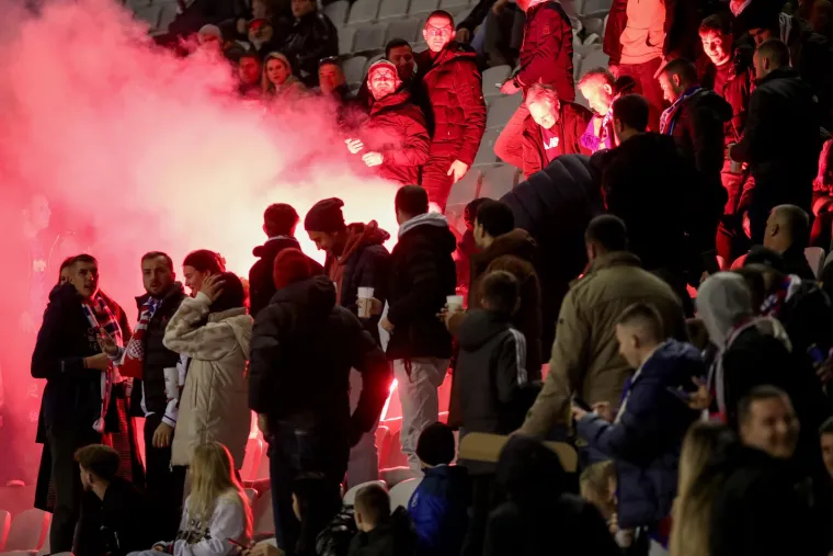 Na zapad Poljuda pala signalna raketa već na zagrijavanju, čini se da su je lansirali Boysi izvan Poljuda