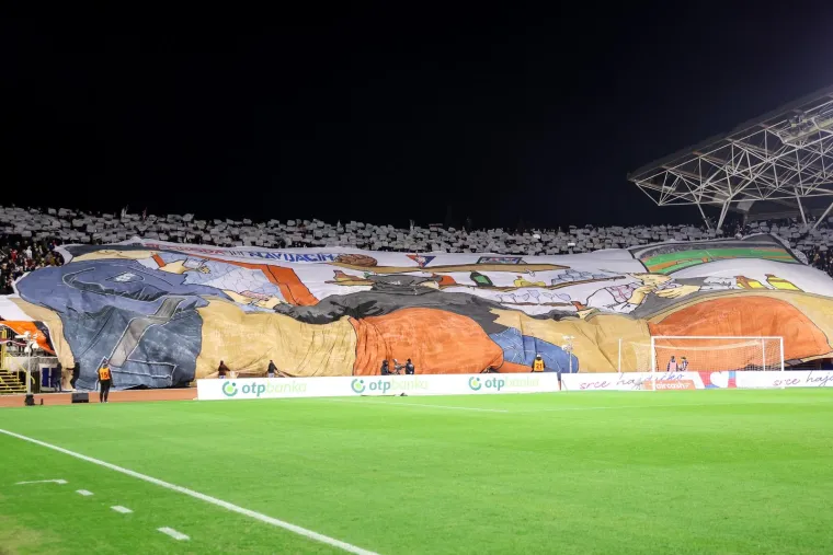 Torcida je razvila koreografiju preko cijelog sjevera uoči prvog zvižduka