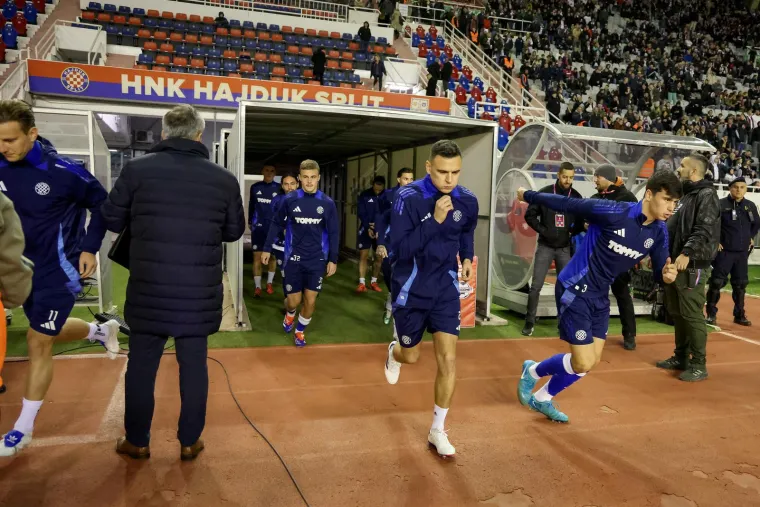 Igrači Hajduka istrčavaju na zagrijavanje uoči derbija
